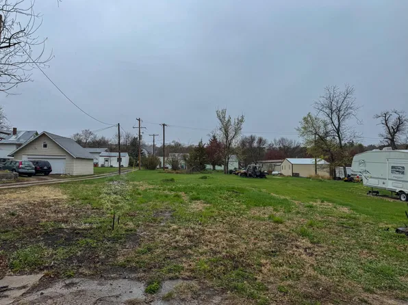 105 State Ave N, Wessington Springs, SD 57382