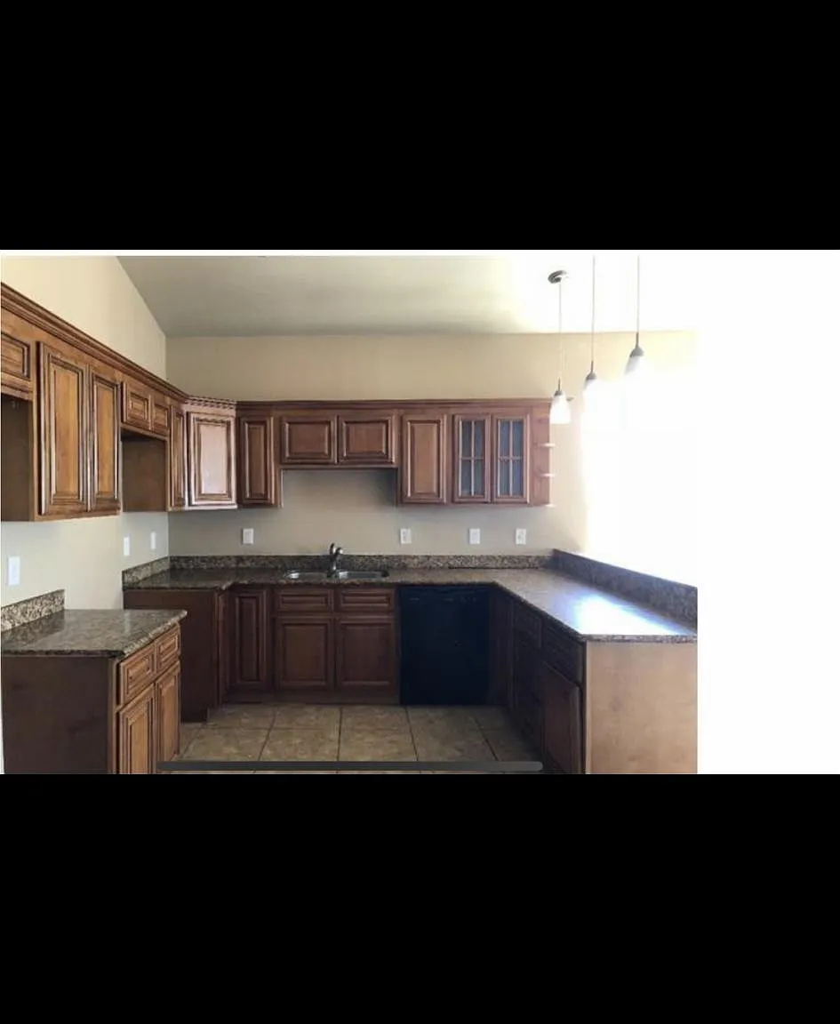 4 bed, 1650 sqft, $2,100 — Photo 2