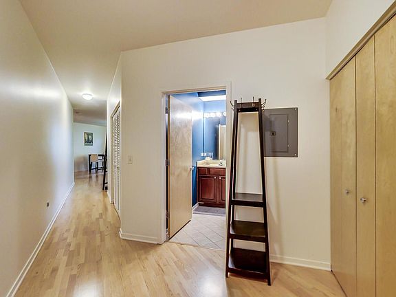 3rd image of 2143 W Wellington Ave Unit 308