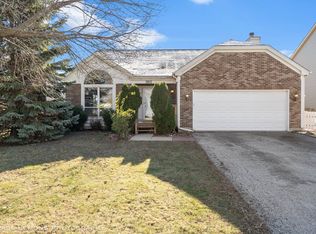 1021 Cambridge Dr, Grayslake, IL 60030