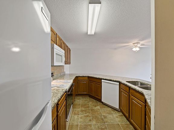 3rd image of 930 Lyn Way APT 203