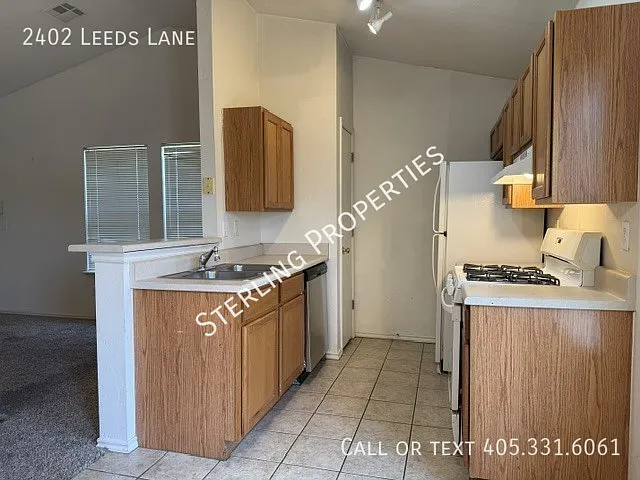2402 Leeds Ln — Photo 7