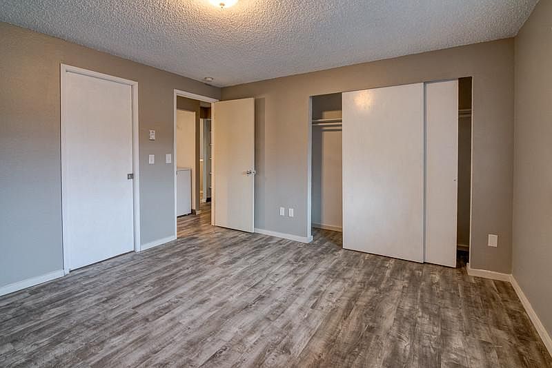 1st image of 733 4th Ave NE