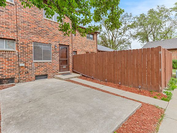 4th image of 17W701 Kirkland Ln