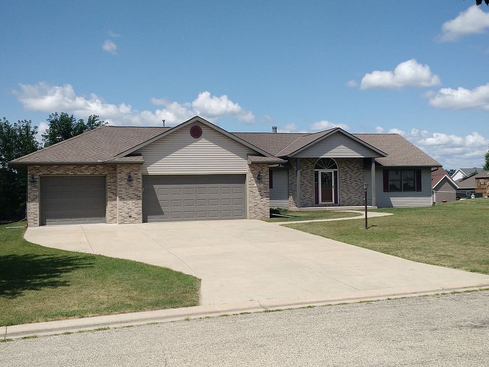 Large 3 car garage w/drive