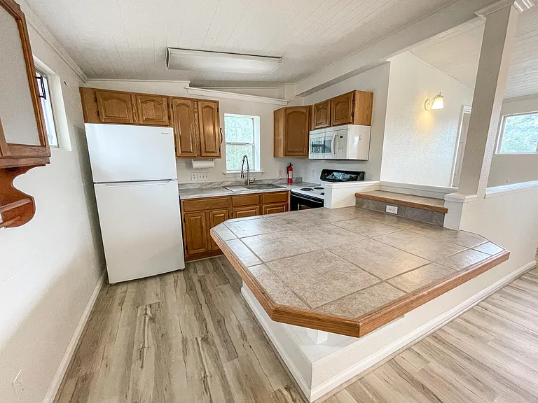 668 Creekside Dr — Photo 3