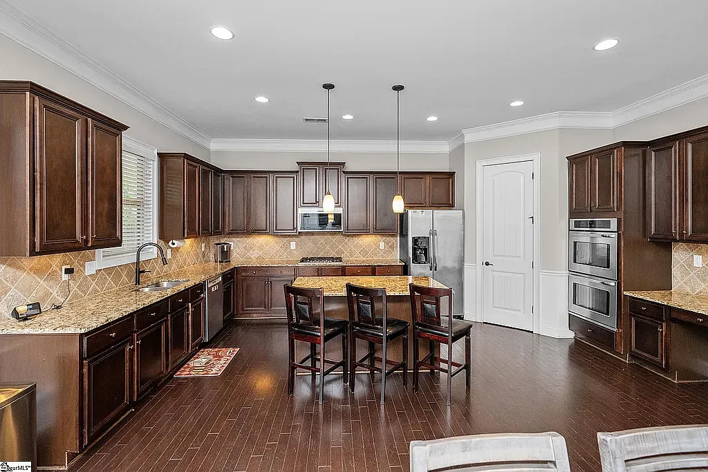 5 bed, 4457 sqft, $3,499 — Photo 3