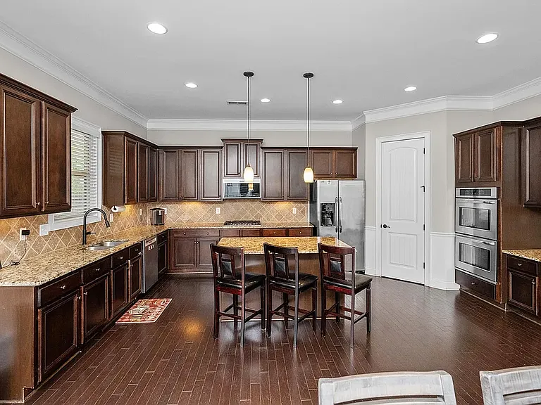 111 Fort Dr — Photo 3