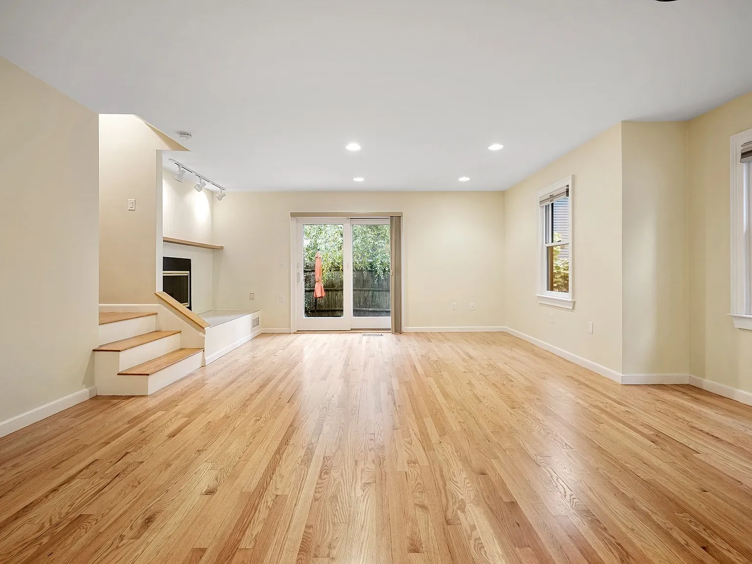 3 bed, 3.5 bath, 2369 sqft, $8,750 — Photo 3