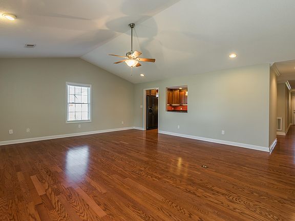 5th image of 122 Blackfoot Way