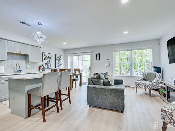 5th image of 268 Shady Oak Ct