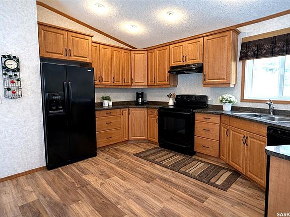 3rd image of 211 Lipton STREET