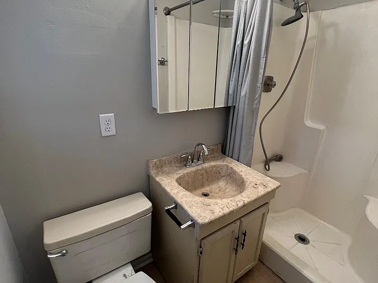 811 Robin Hood Trl — Photo 4
