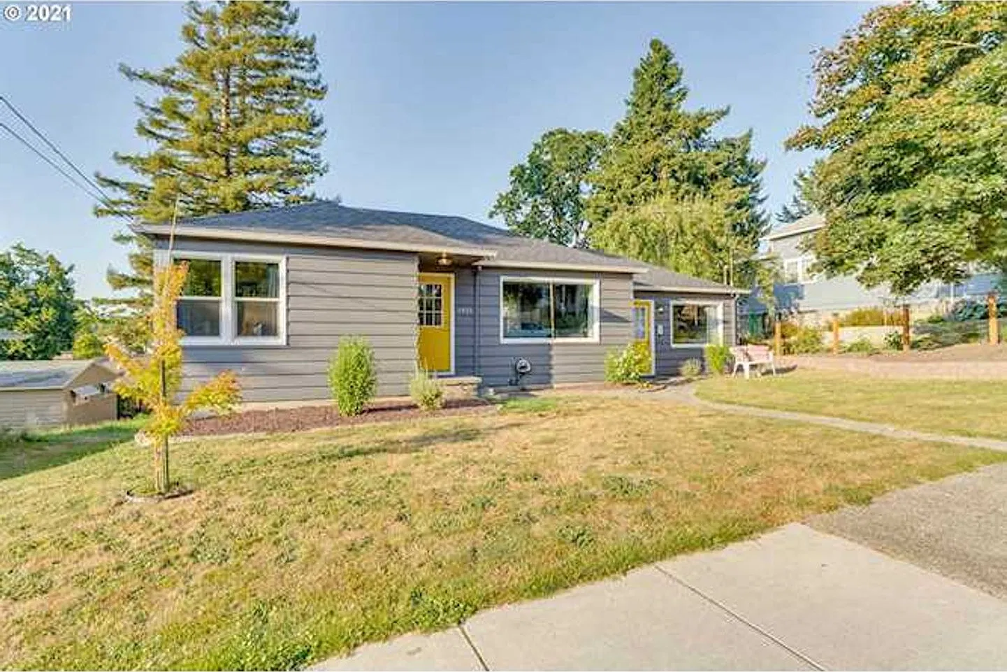 Prime Oregon City Location - Three Bedroom Bungalow, Completely Renovated, Beautiful Backyard — Photo 2