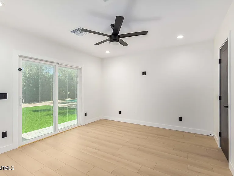 4016 E Edgemont Ave — Photo 16