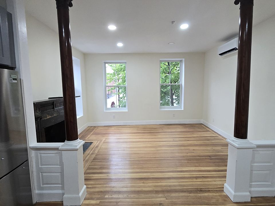 1st image of 132 1st St APT 2