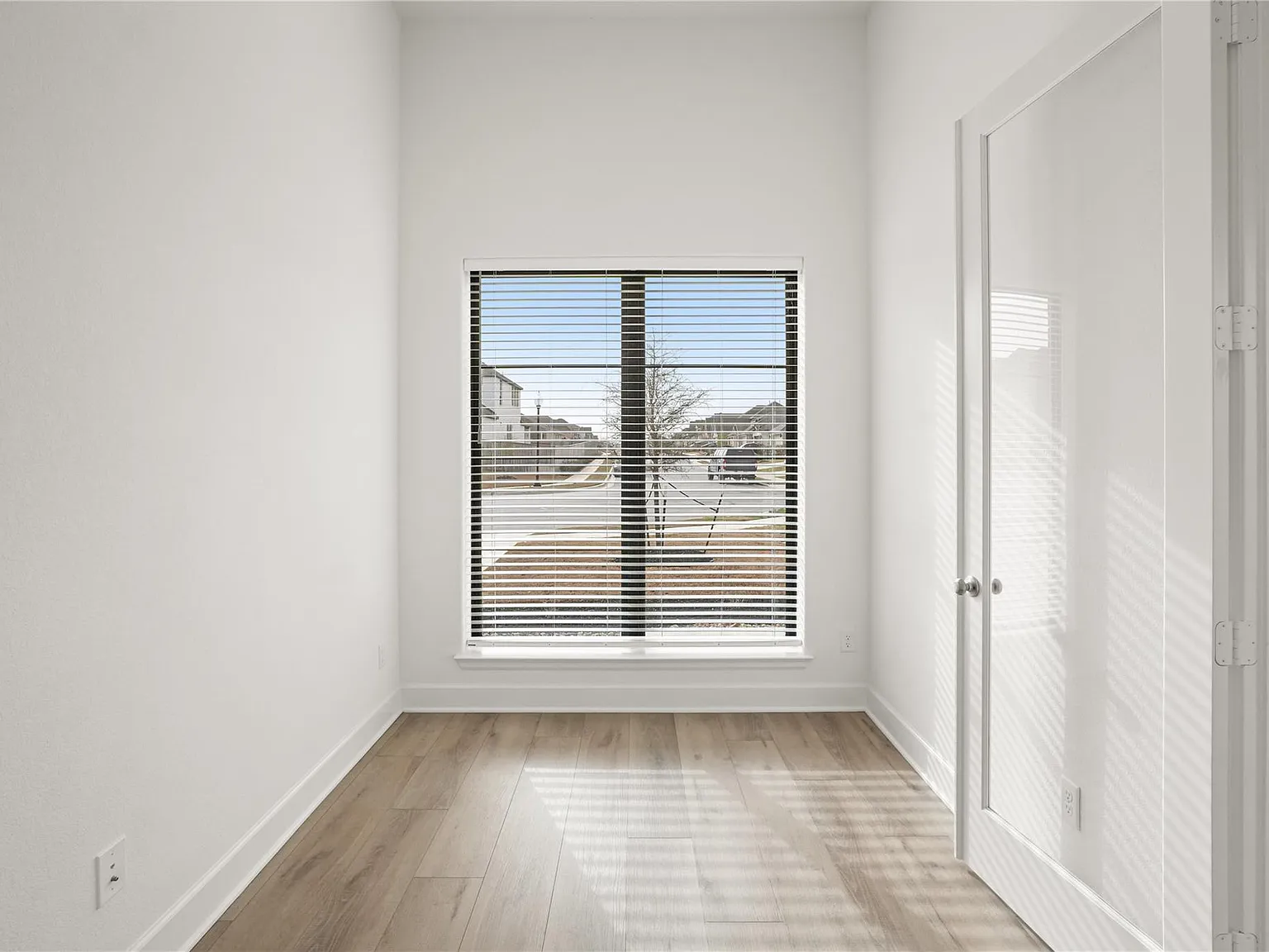 3 bed, 2.0 bath, 1981 sqft, $2,900 — Photo 4