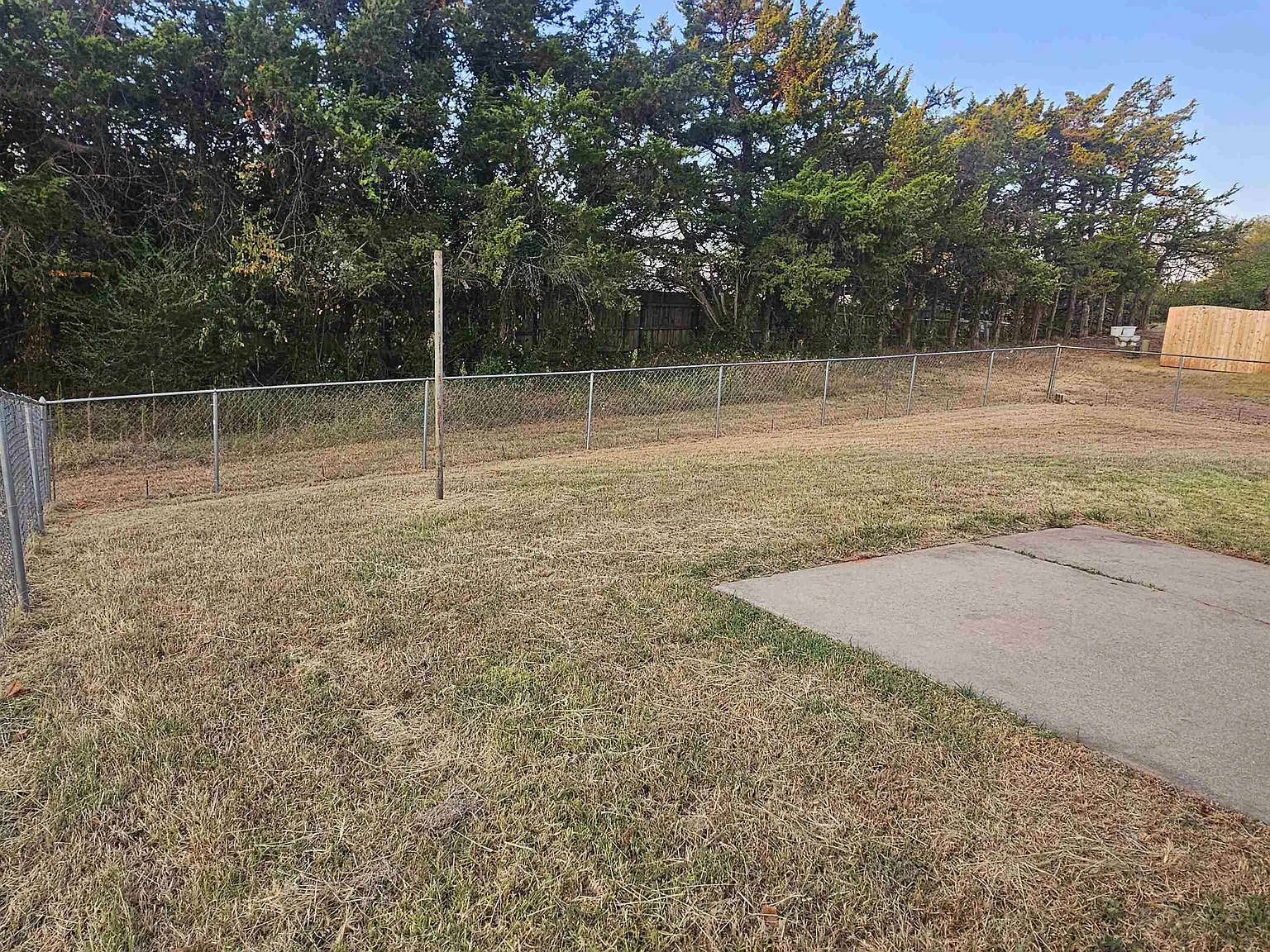 3 bed, 2.0 bath, 1577 sqft, $1,350 — Photo 2
