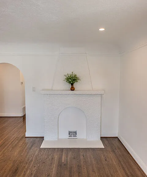 1067 S Sycamore Ave — Photo 6