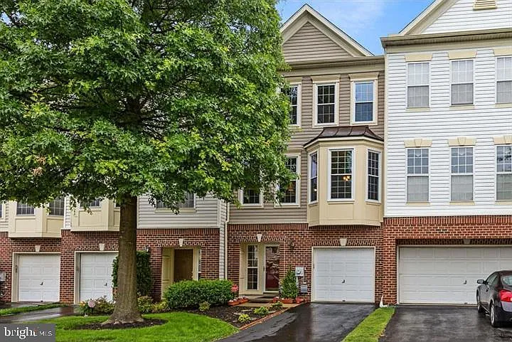 412 E Oakmeade Dr — Photo 1