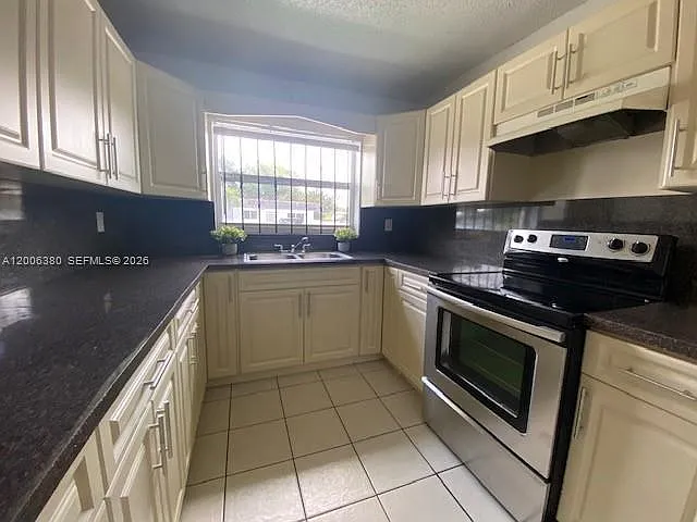 Vista Townhouse Sec B — Photo 3