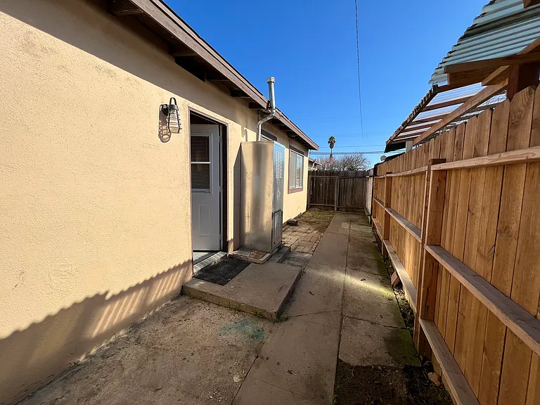 614 N A St — Photo 12