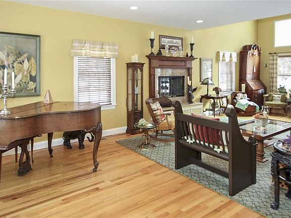 5th image of 54 Hillair Cir