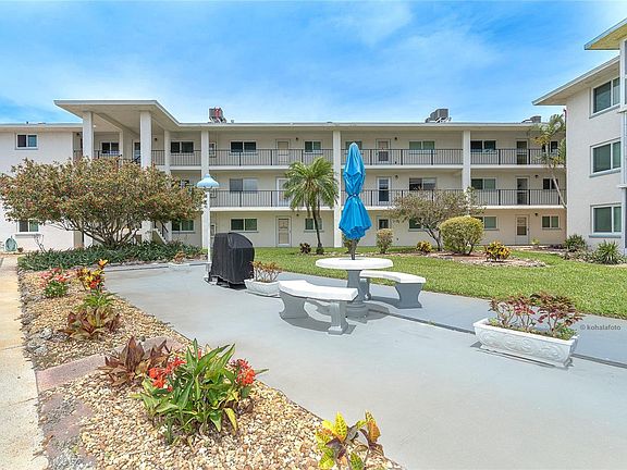3rd image of 708 Tamiami Trl S APT 305