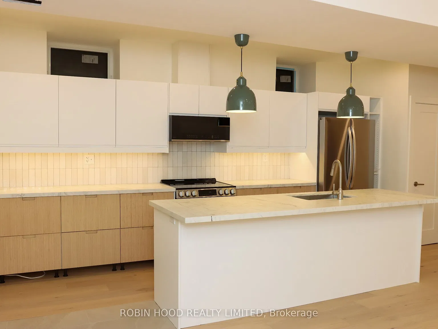 6 bed, $3,200 — Photo 1