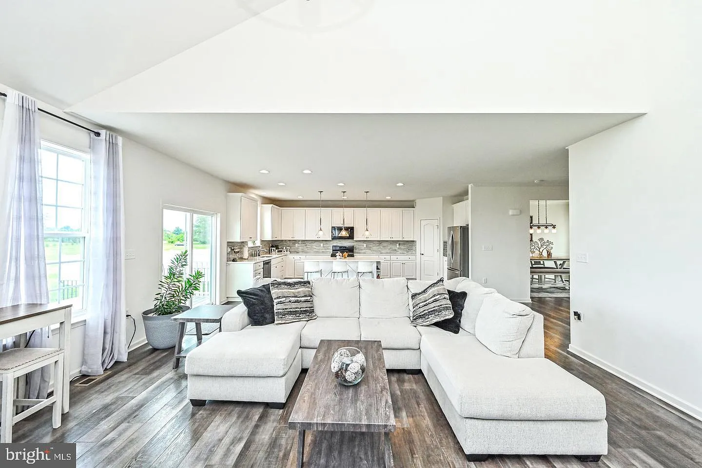 4 bed, 3.5 bath, 3730 sqft, $2,890 — Photo 2
