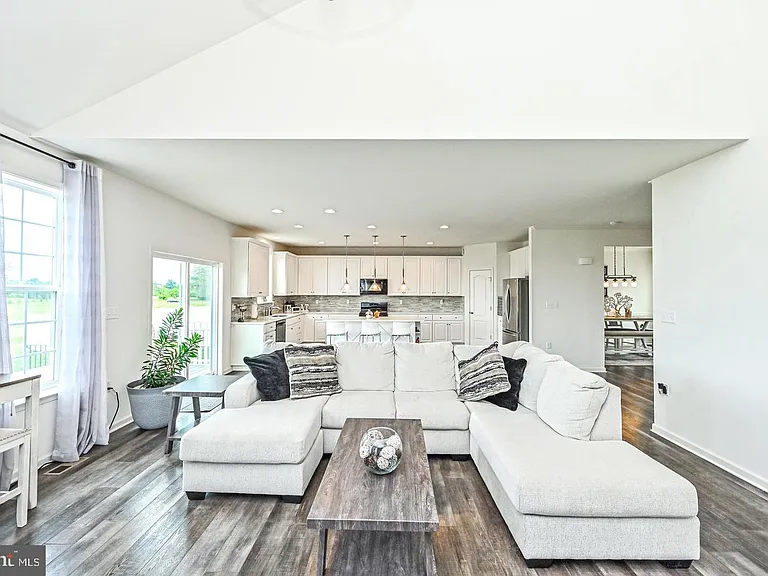 106 Alliance Ct — Photo 2