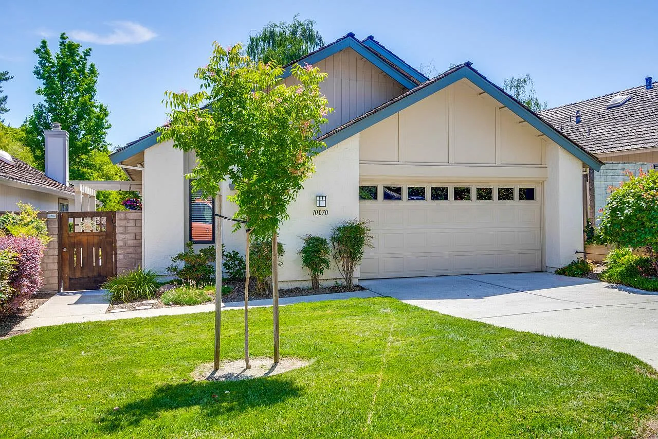 10070 Scenic Blvd photo 1