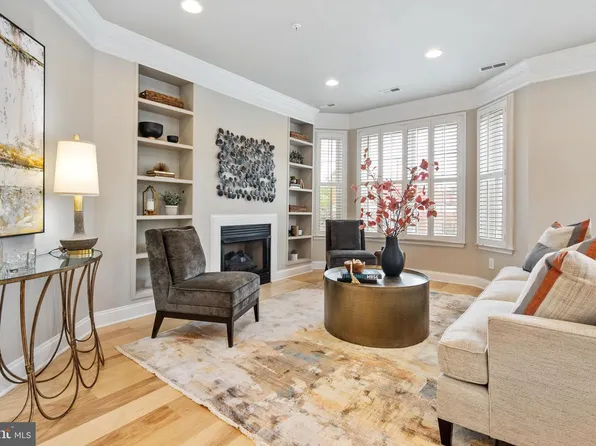 828 Slaters La, Alexandria, VA 22314