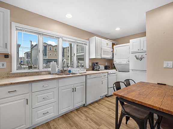 3rd image of 119 E Magnolia Ave APT 3