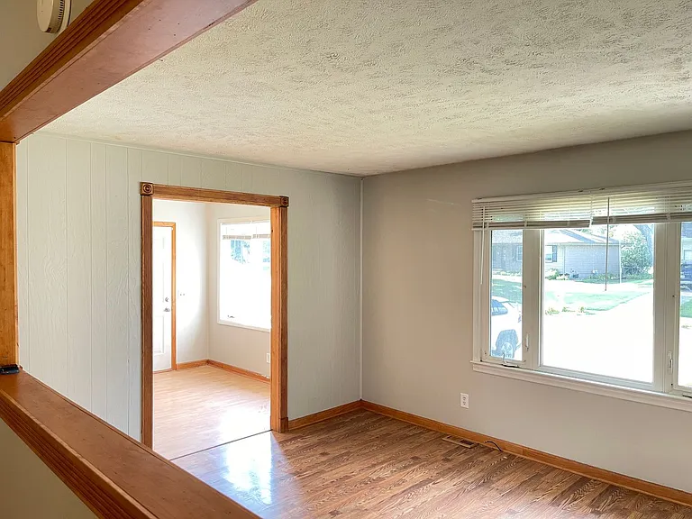 10909 Leavenworth St — Photo 15