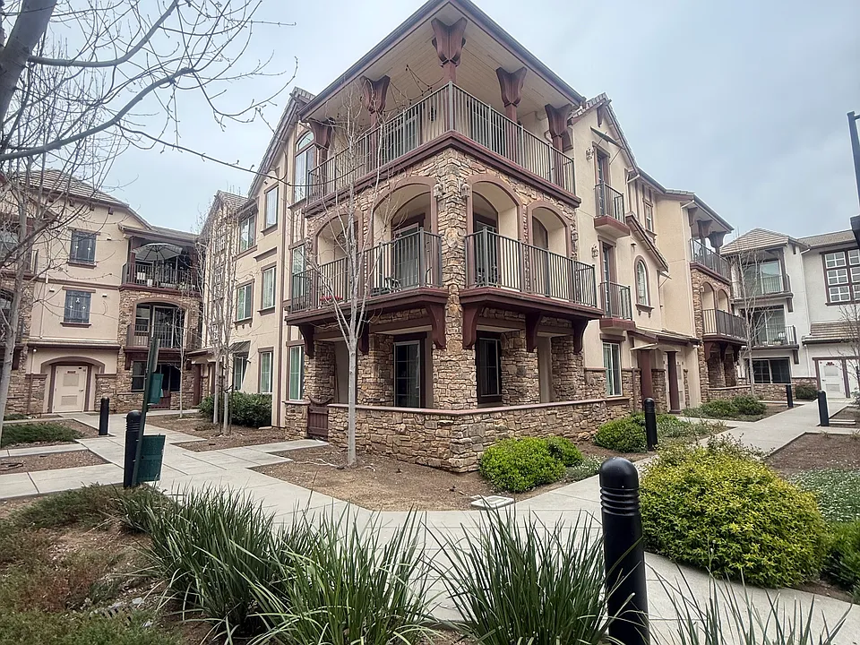 Diamond Creek Condominiums/ Apartments