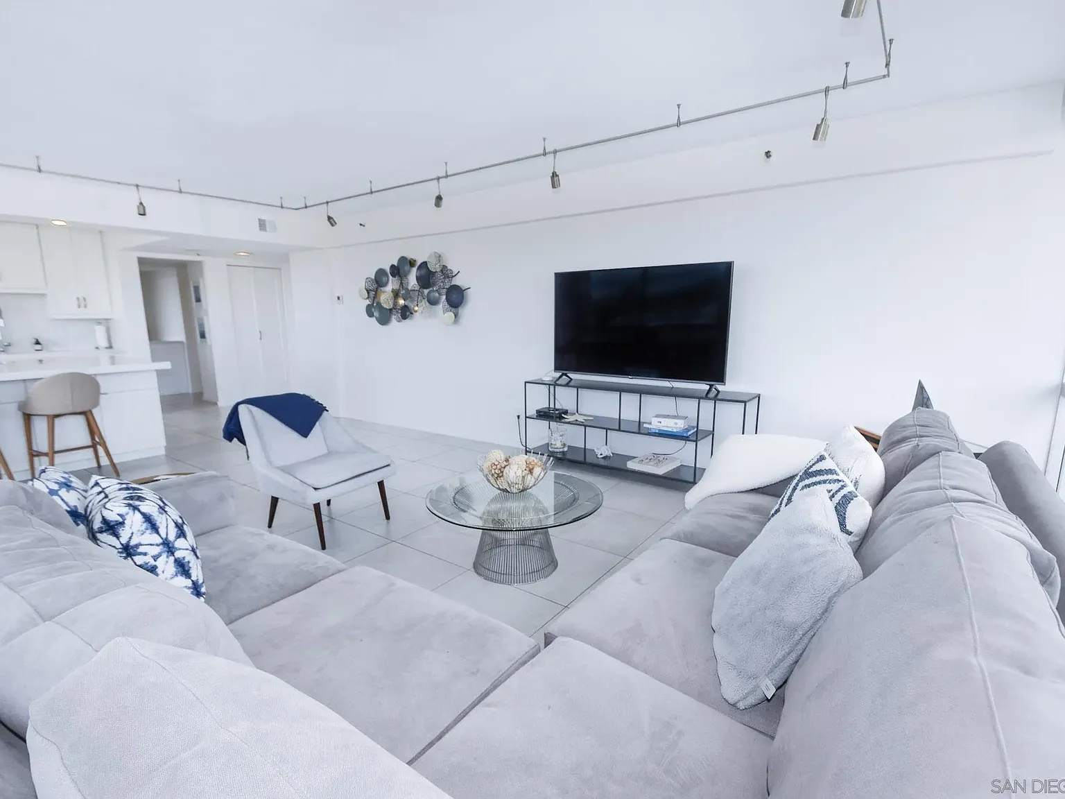2 bed, 2.0 bath, 1276 sqft, $8,500 — Photo 4