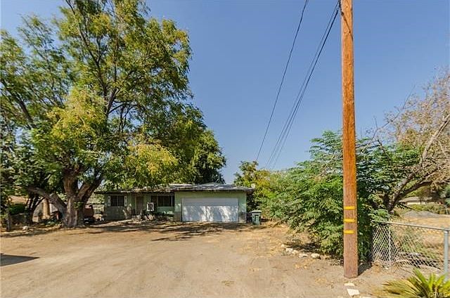 1st image of 888 E Rialto Ave