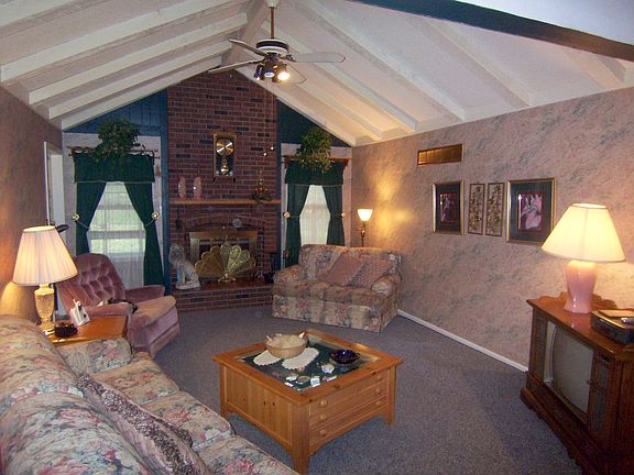 Great rm w/vaulted ceiling