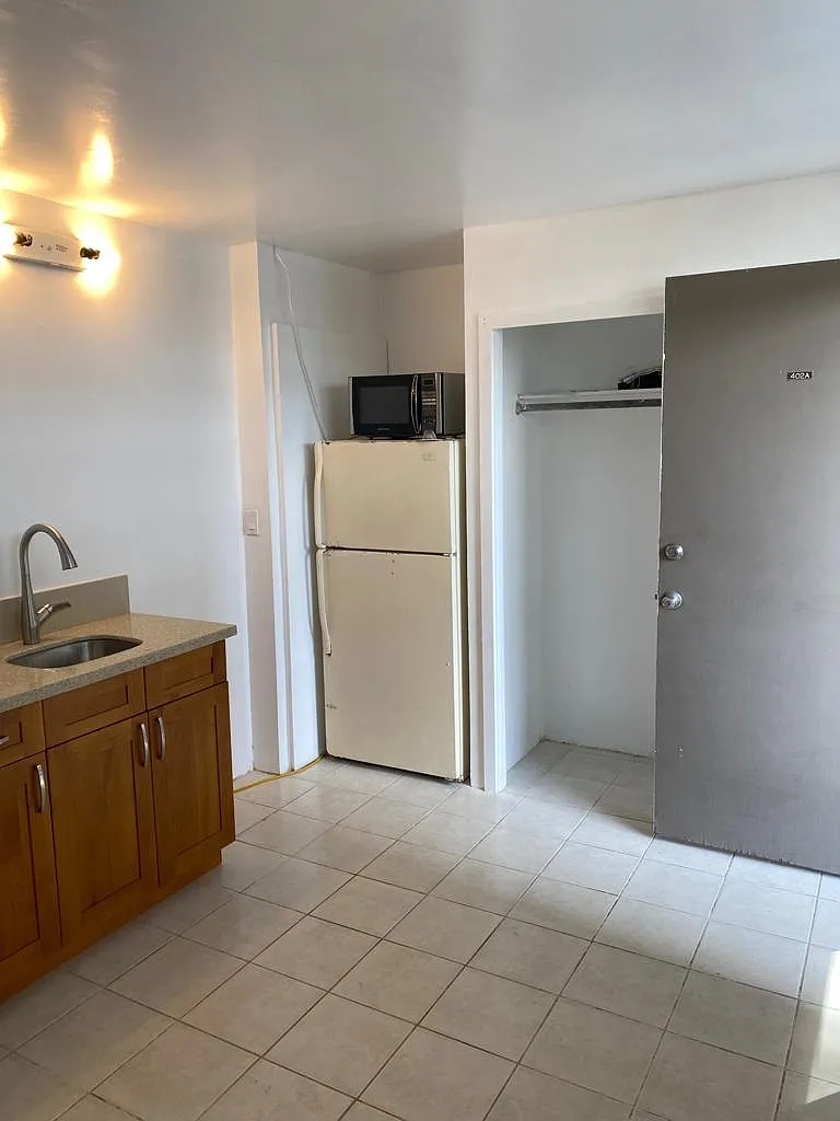 Building Photo - 2421 Ala Wai Blvd #402