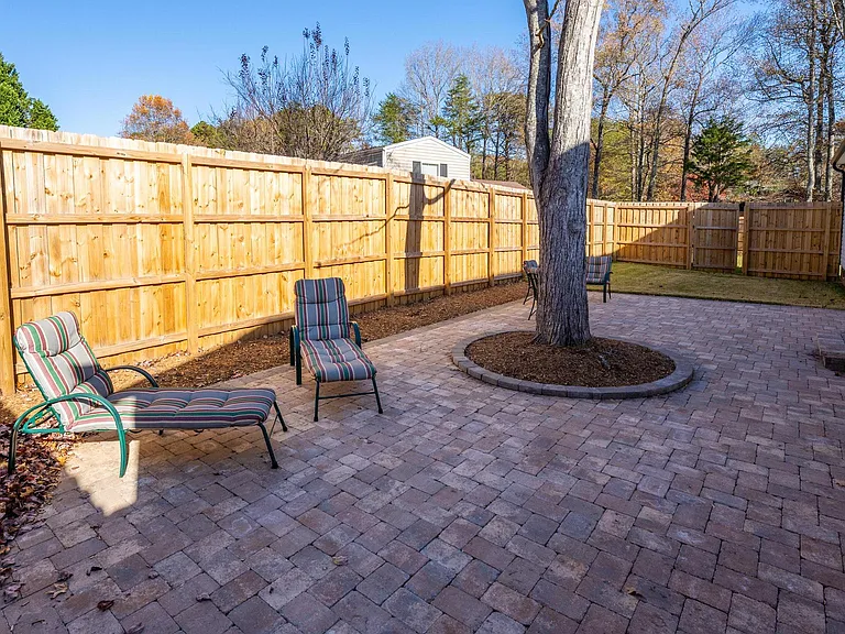 7039 Executive Cir — Photo 37