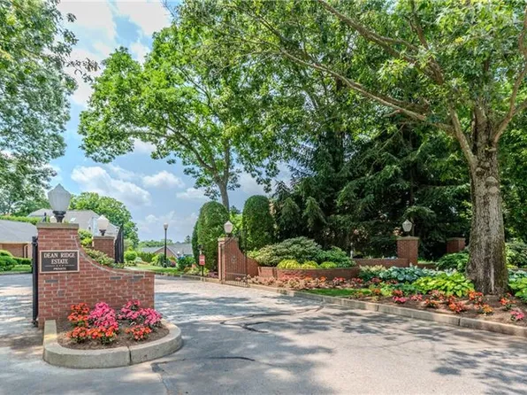 203 Dean Ridge Ct, Cranston, RI 02920