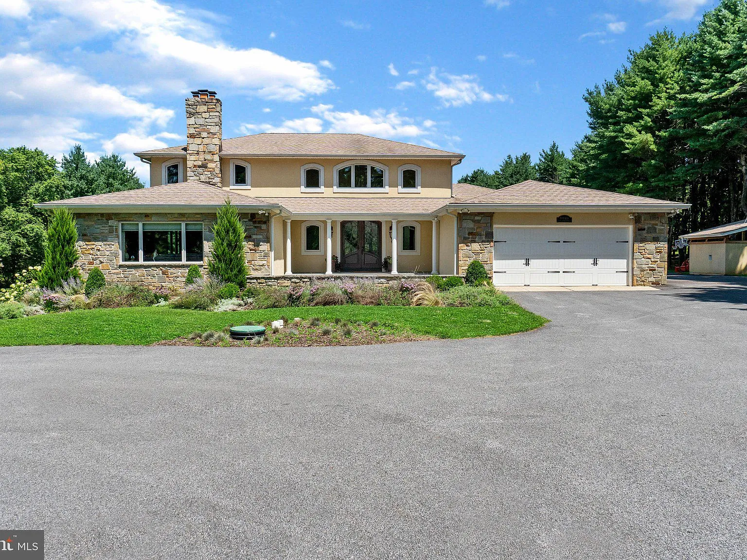 5 bed, 5.5 bath, 6764 sqft, $12,000 — Photo 1