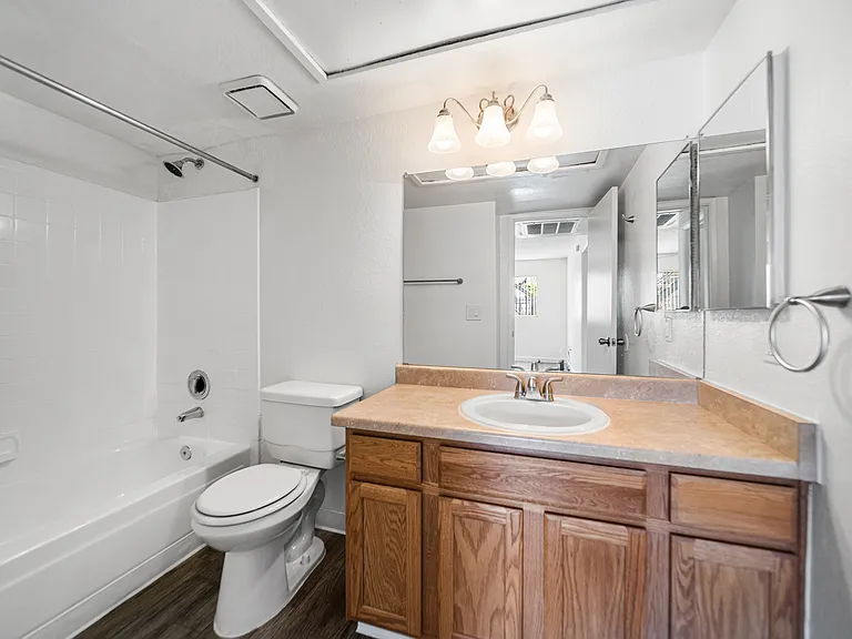 Sunflower Apartments — Photo 16