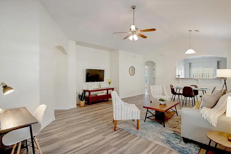 3 bed, 2.0 bath, 1398 sqft, $3,100 — Photo 3
