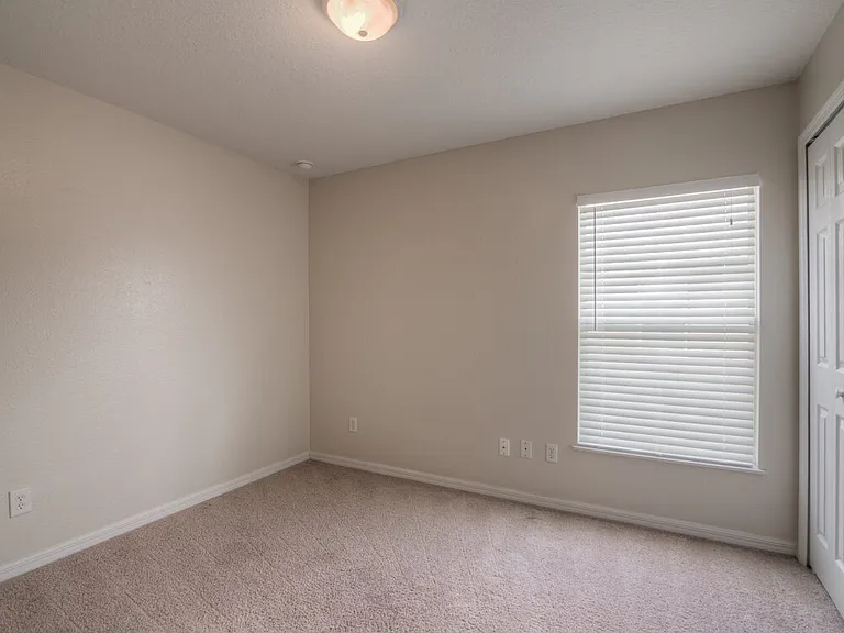 4612 Woodford Dr — Photo 7