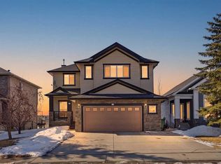 212 NE Springmere Rd, Chestermere, AB T1X1R3