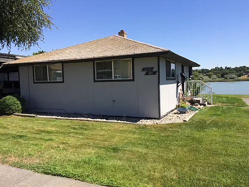 1021 W Lakeside Dr Photo 1