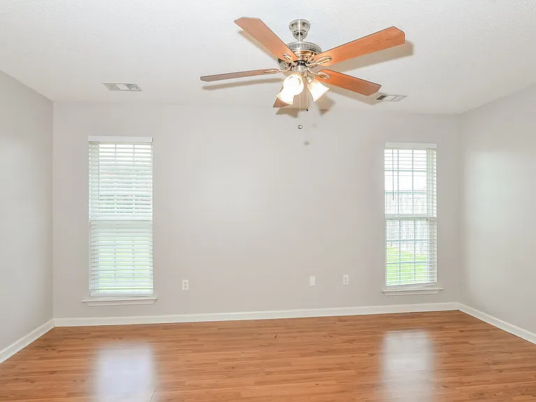 1720 Cherry Creek Dr — Photo 11