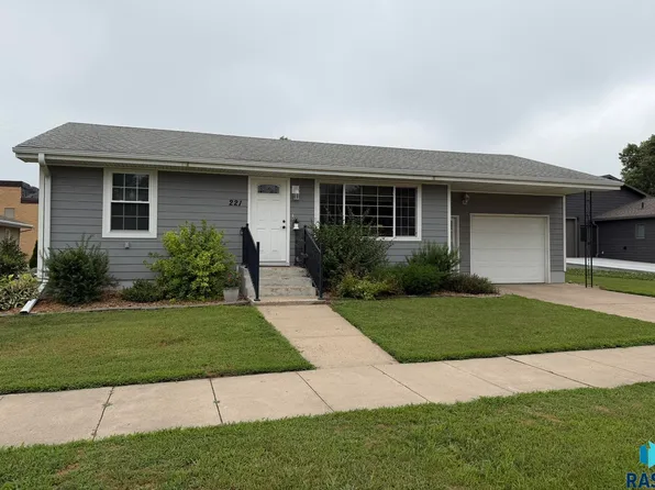 221 N 3rd St, Emery, SD 57332